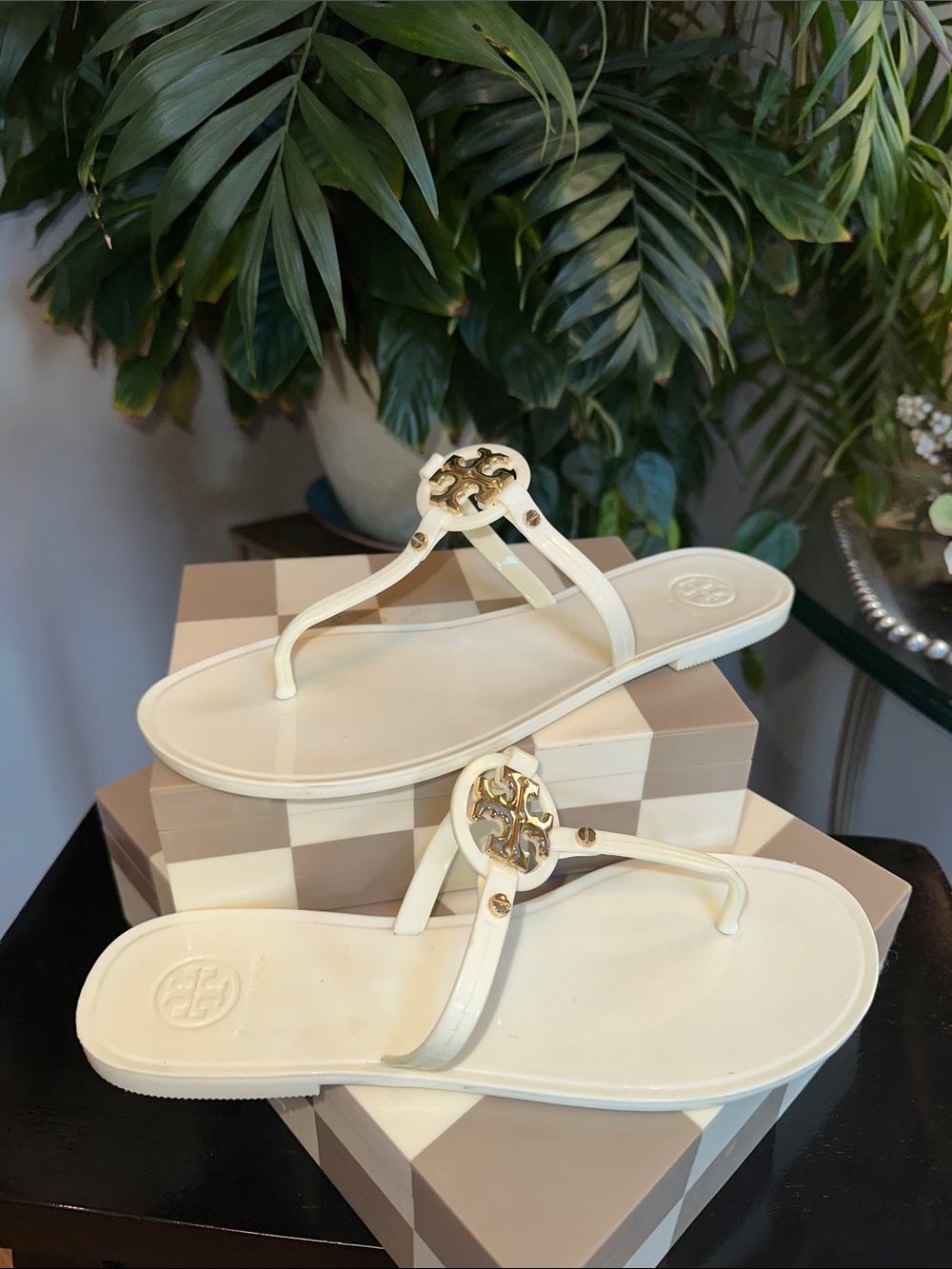 Tory Burch Mini Miller Flat Thong Sandals with Gold Emblem Ivory Size 8 EUC
